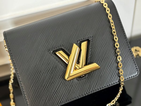 루이비통 트위스트 벨트 체인 파우치 블랙 [매장가 250만원대]