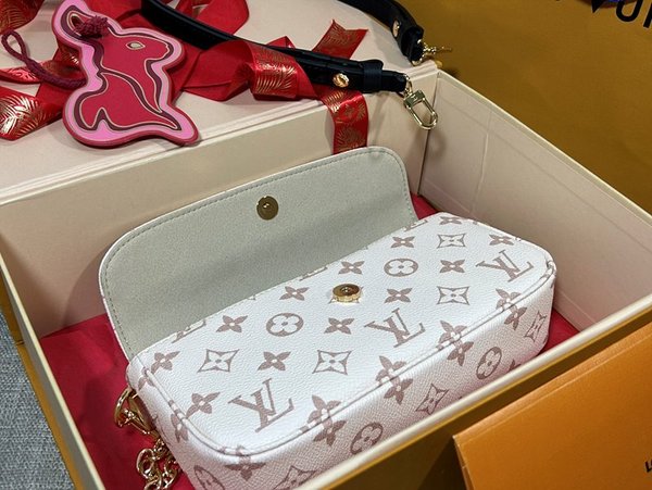 루이비통 월릿 온 체인 아이비 기타 모노그램 캔버스 [매장가 250만원대]