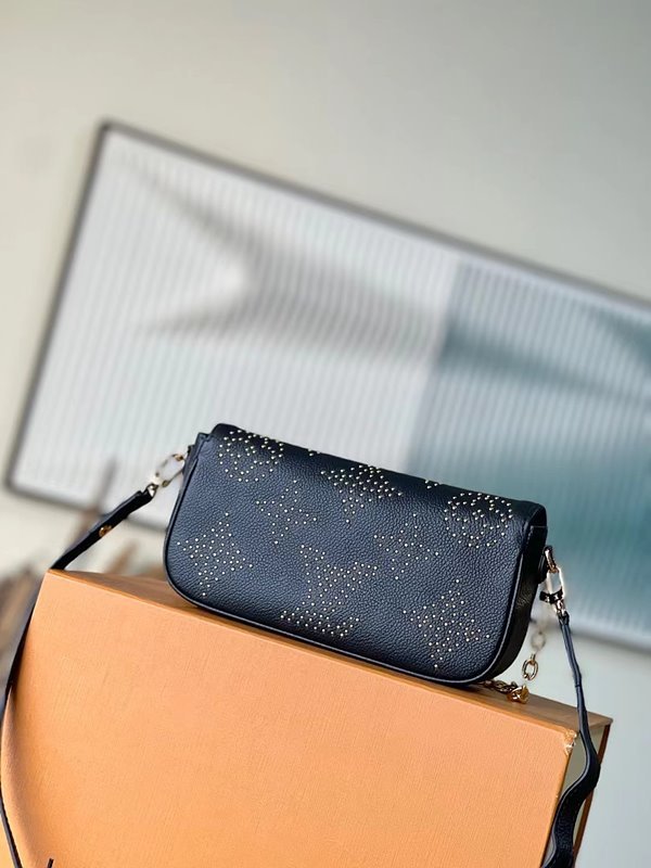 루이비통 월릿 온 체인 아이비 블랙 [매장가 290만원대]