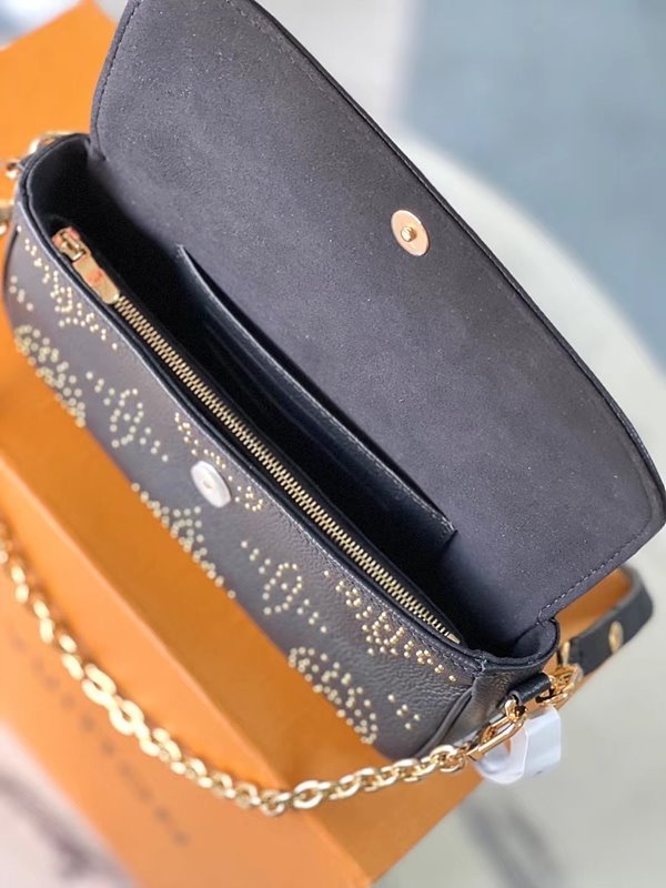 루이비통 월릿 온 체인 아이비 블랙 [매장가 290만원대]