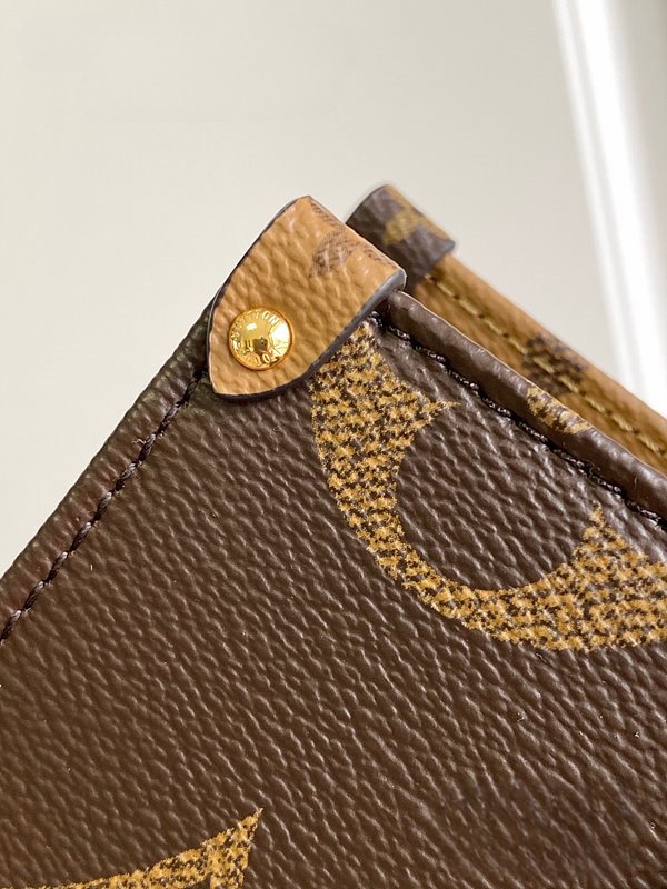 루이비통 온더고 이스트 웨스트 모노그램 리버스 캔버스 [매장가 370만원대]