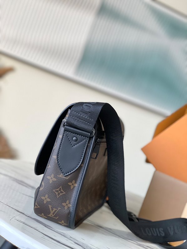 루이비통 아치 메신저 MM [매장가 390만원대]