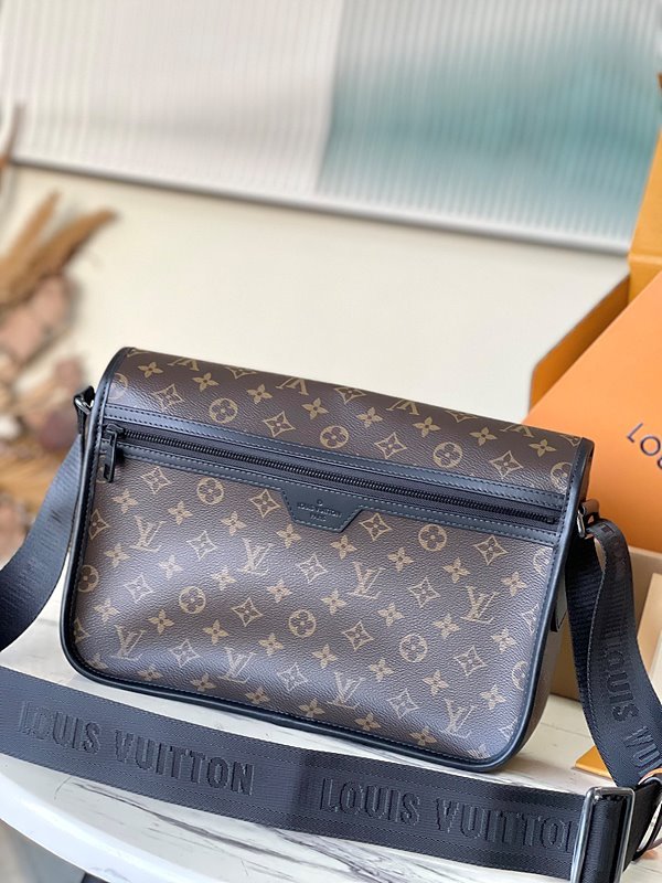 루이비통 아치 메신저 MM [매장가 390만원대]