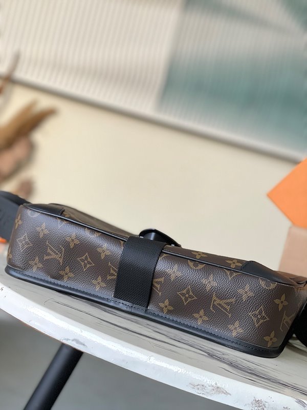 루이비통 아치 메신저 MM [매장가 390만원대]