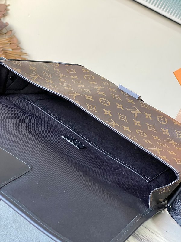 루이비통 아치 메신저 MM [매장가 390만원대]