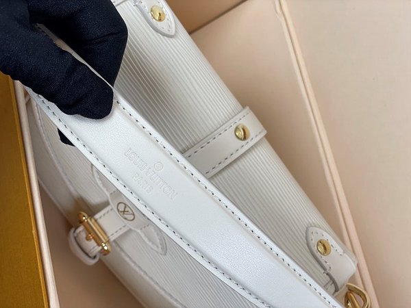 루이비통 소뮈르 BB 쿼르츠 [매장가 350만원대]