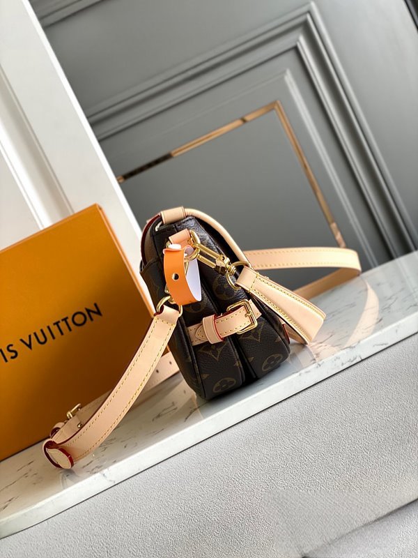 루이비통 소뮈르 BB 모노그램 [매장가 320만원대]