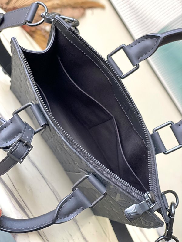 루이비통 삭 플라 크로스 [매장가 410만원대]