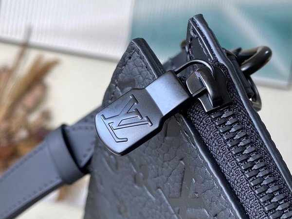 루이비통 삭 플라 크로스 [매장가 410만원대]