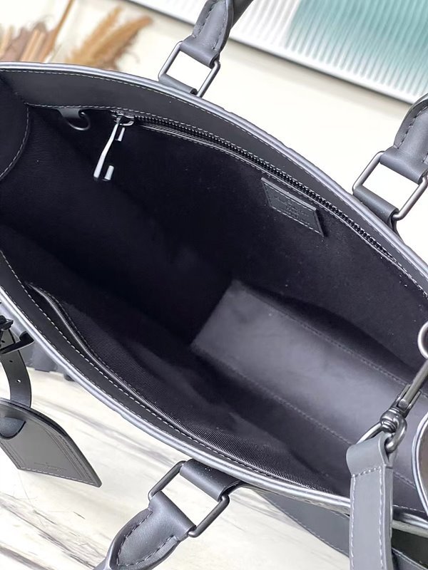 루이비통 삭 플라 NV [매장가 450만원대]