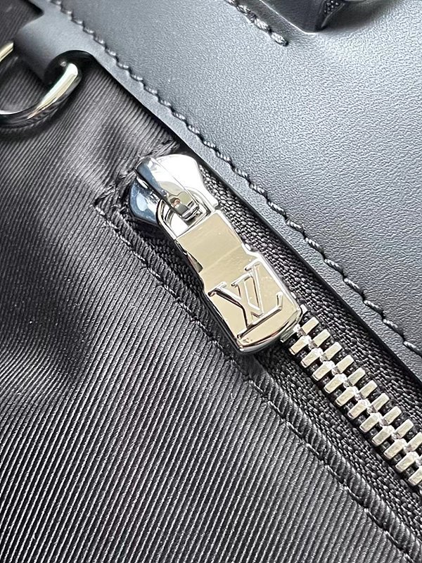 루이비통 삭 플라 24H [매장가 450만원대]