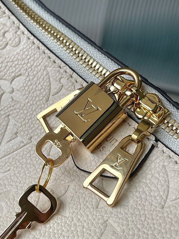 루이비통 삭 스포츠 크림 [매장가 350만원대]