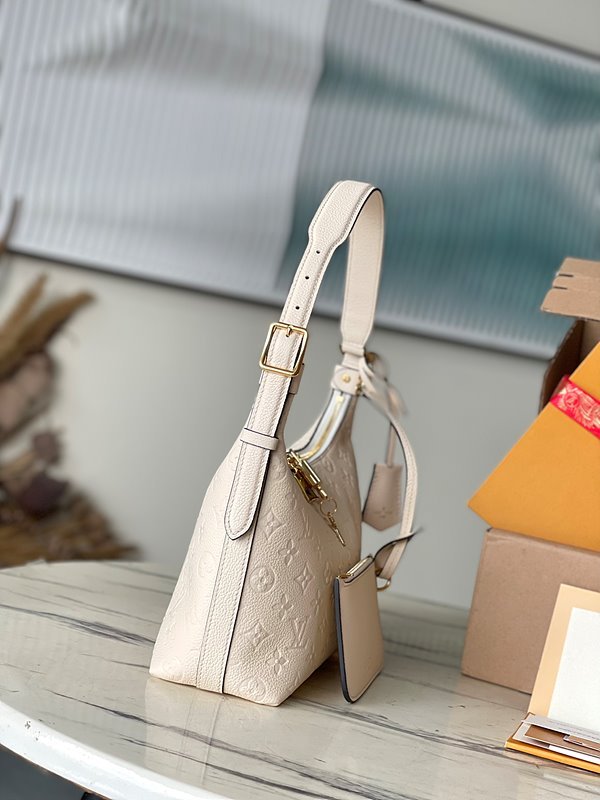 루이비통 삭 스포츠 크림 [매장가 350만원대]