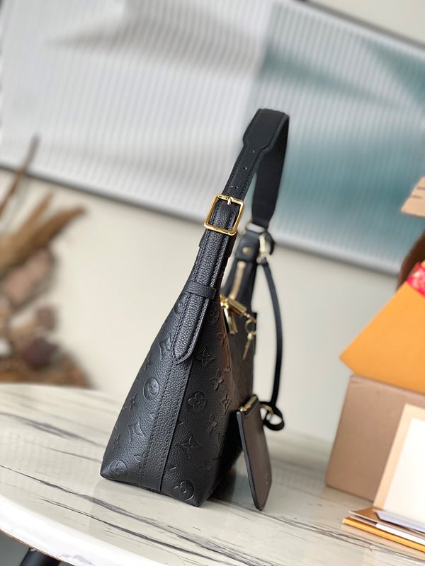 루이비통 삭 스포츠 블랙 [매장가 350만원대]