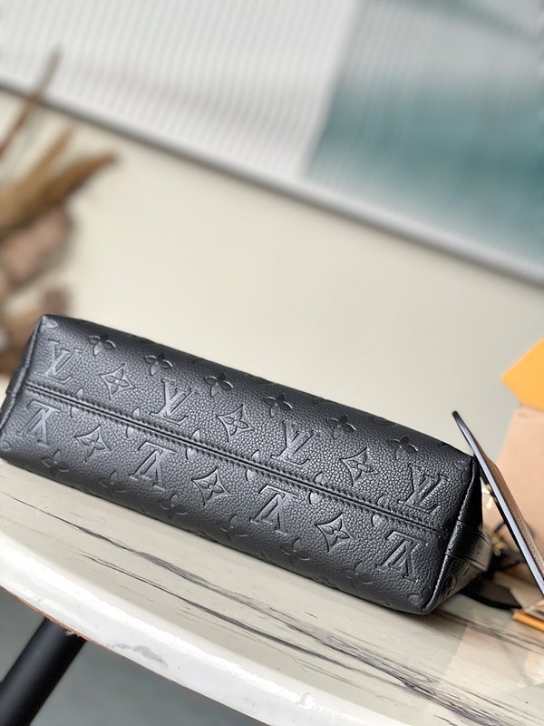 루이비통 삭 스포츠 블랙 [매장가 350만원대]