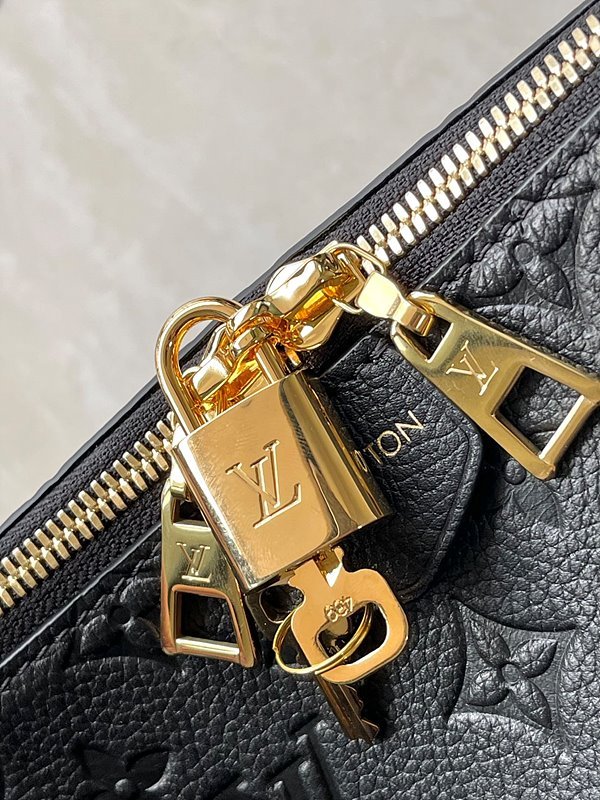 루이비통 삭 스포츠 블랙 [매장가 350만원대]