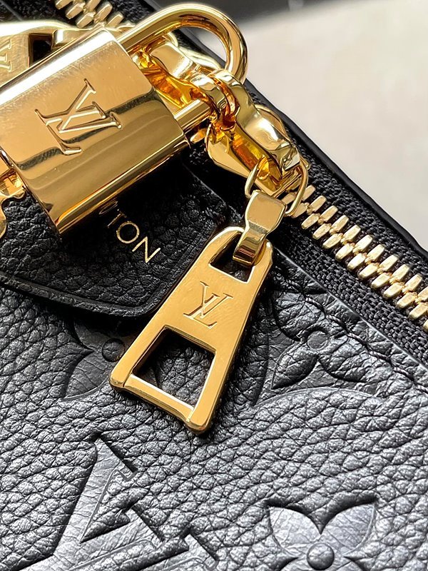 루이비통 삭 스포츠 블랙 [매장가 350만원대]