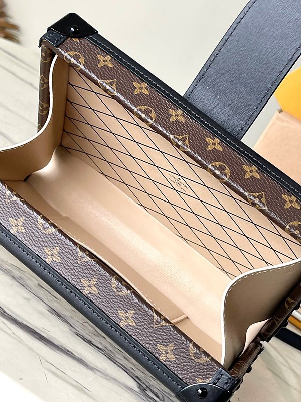 루이비통 쁘띠뜨 말 모노그램 [매장가 770만원대]