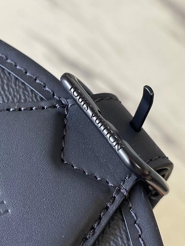 루이비통 몽수리 백팩 [매장가 420만원대]