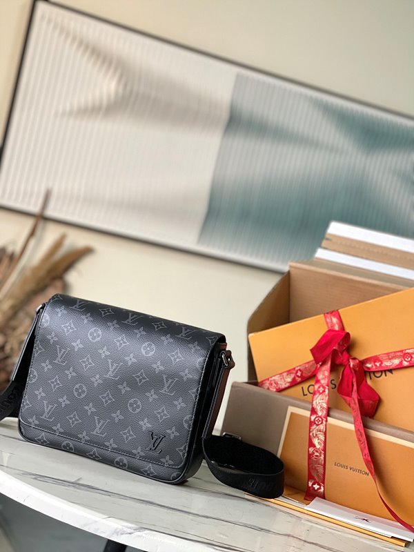 루이비통 디스트릭트 PM [매장가 250만원대]