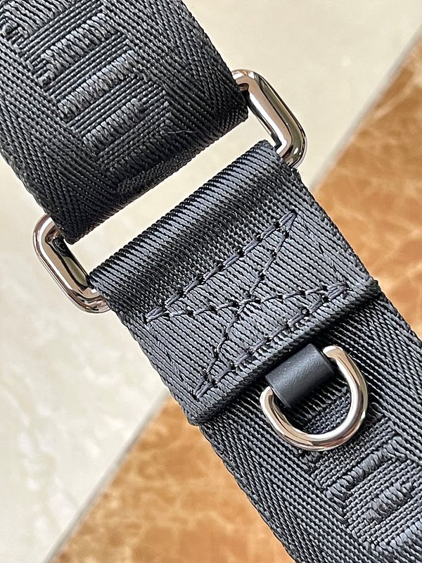 루이비통 디스트릭트 PM [매장가 250만원대]