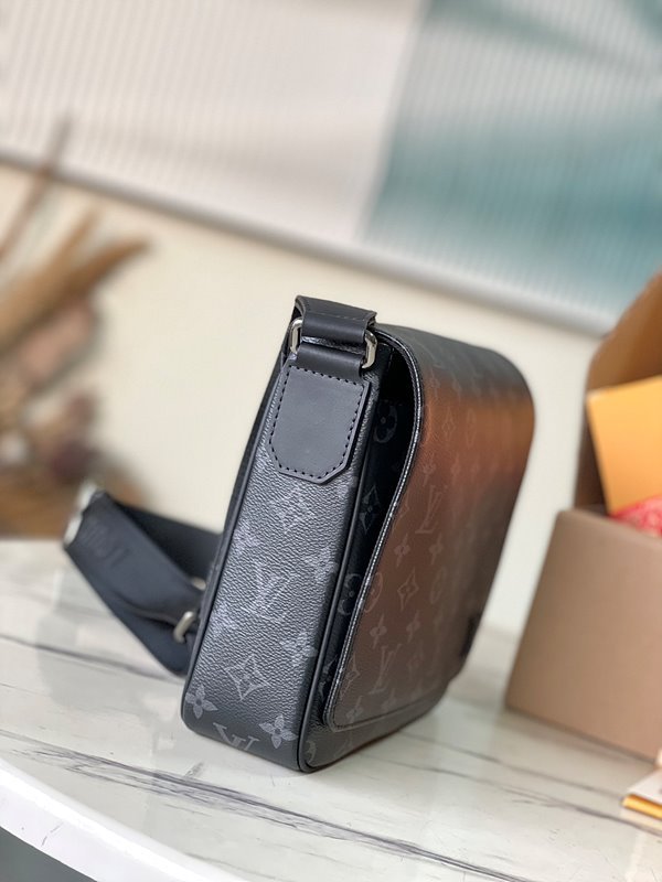 루이비통 디스트릭트 PM [매장가 250만원대]