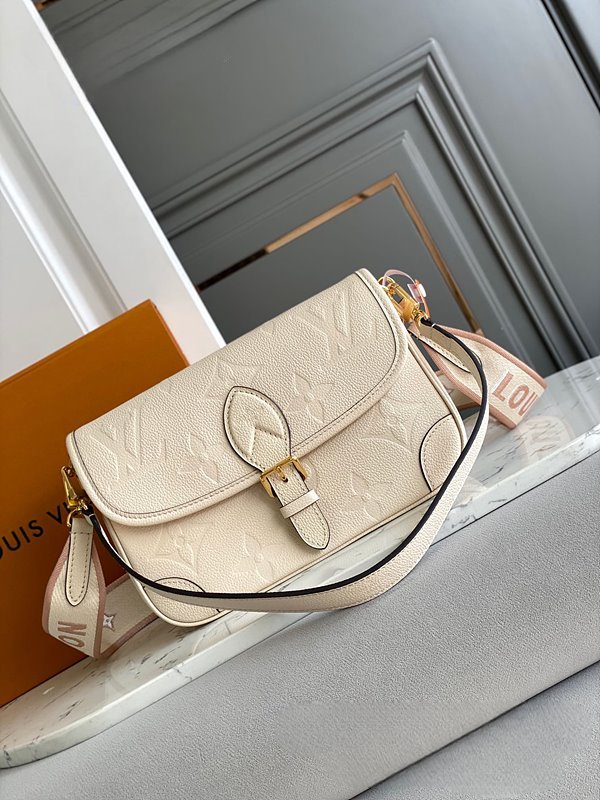 루이비통 다이앤 크림 [매장가 350만원대]