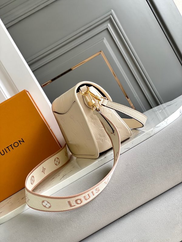 루이비통 다이앤 크림 [매장가 350만원대]