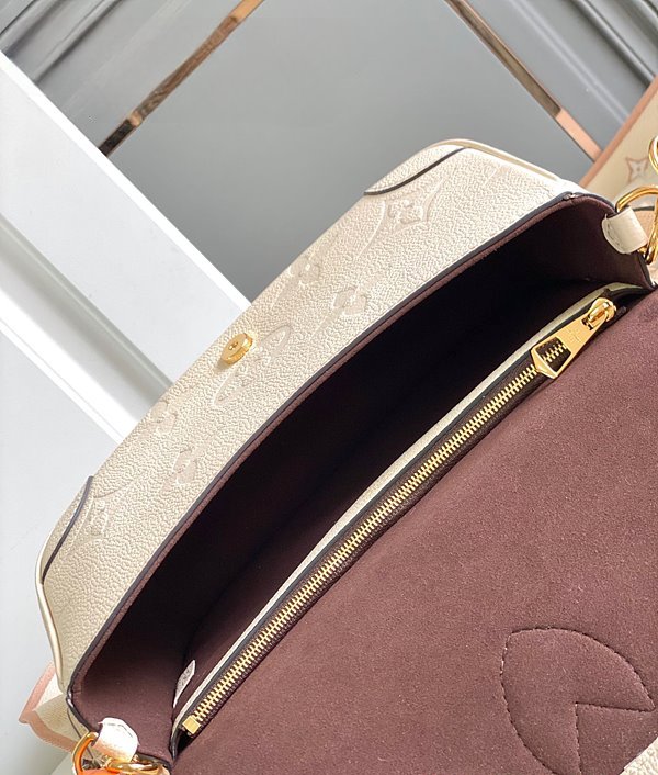 루이비통 다이앤 크림 [매장가 350만원대]