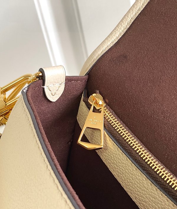 루이비통 다이앤 크림 [매장가 350만원대]