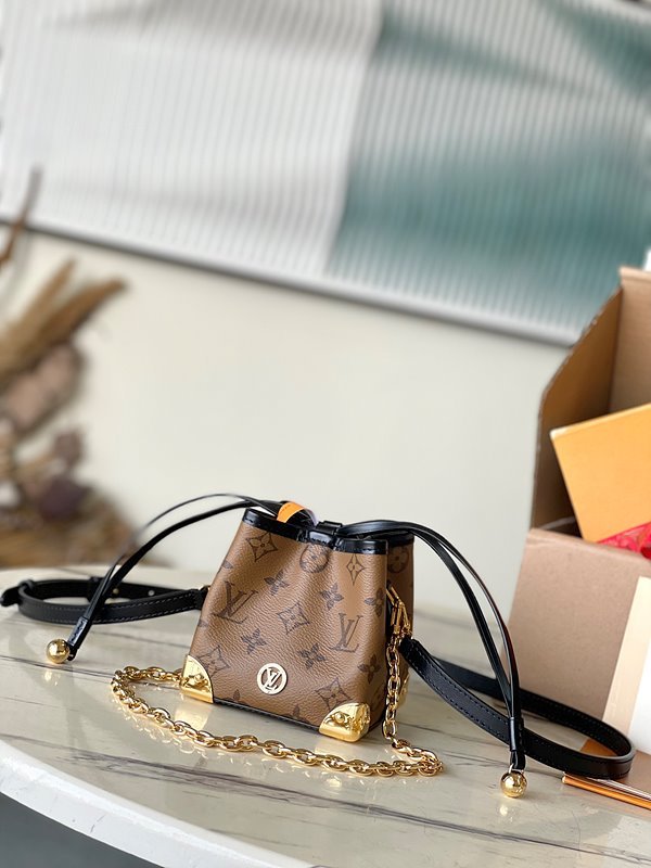 루이비통 노에 퍼스 LV 참 크로스백 [매장가 410만원대]