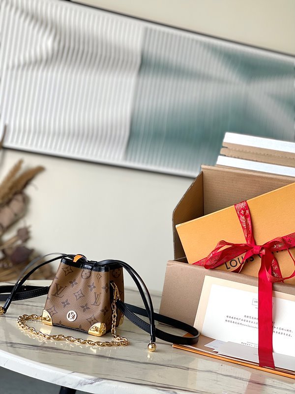 루이비통 노에 퍼스 LV 참 크로스백 [매장가 410만원대]