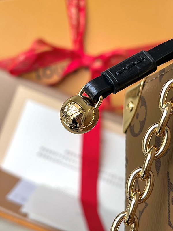 루이비통 노에 퍼스 LV 참 크로스백 [매장가 410만원대]