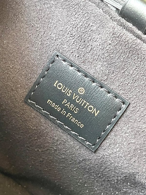 루이비통 노에 퍼스 LV 참 크로스백 [매장가 410만원대]