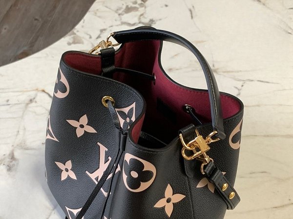 루이비통 네오노에 MM 블랙/베이지 [매장가 370만원대]