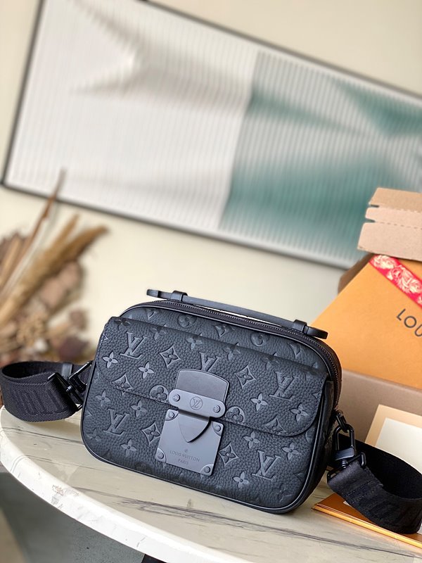 루이비통 남성 S 락 메신저 백 블랙 [매장가 450만원대]