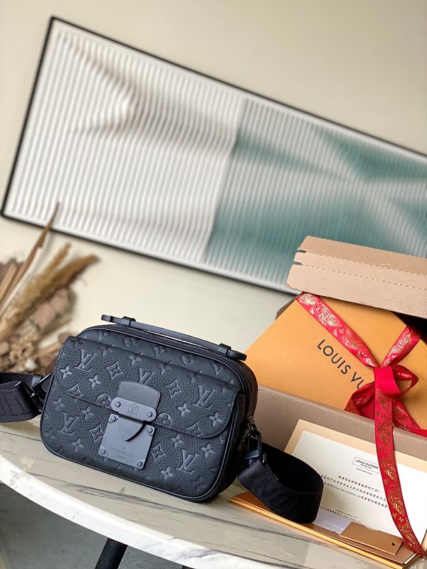 루이비통 남성 S 락 메신저 백 블랙 [매장가 450만원대]