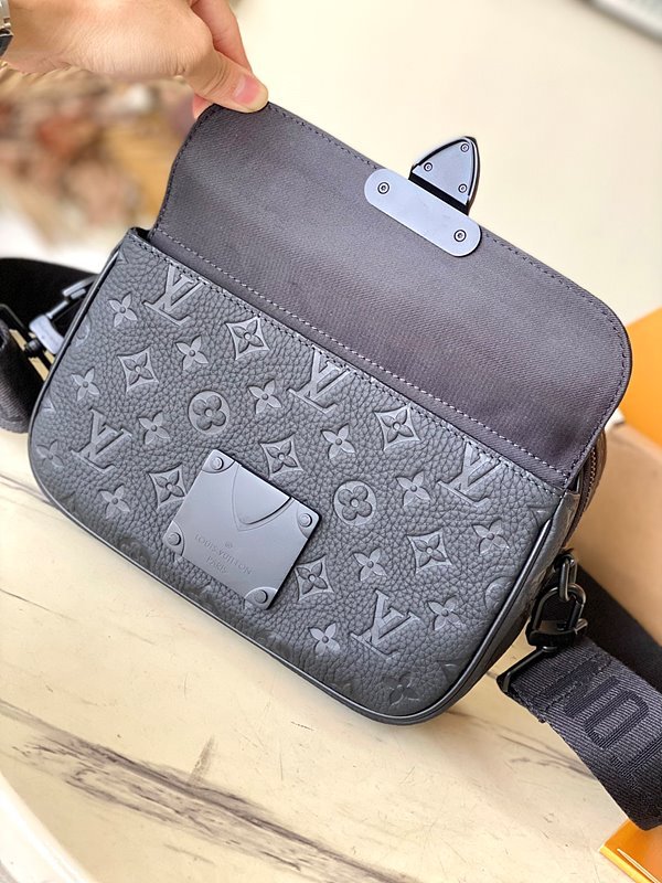 루이비통 남성 S 락 메신저 백 블랙 [매장가 450만원대]