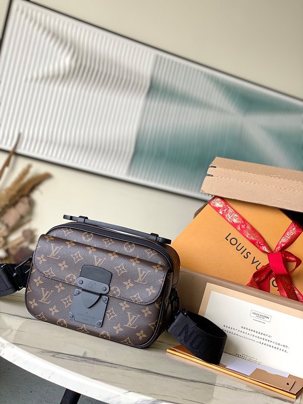 루이비통 남성 S 락 메신저 백 모노그램 블랙 [매장가 380만원대]