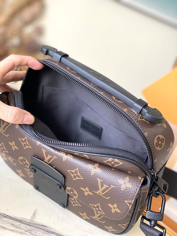 루이비통 남성 S 락 메신저 백 모노그램 블랙 [매장가 380만원대]