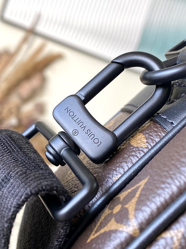 루이비통 남성 S 락 메신저 백 모노그램 블랙 [매장가 380만원대]