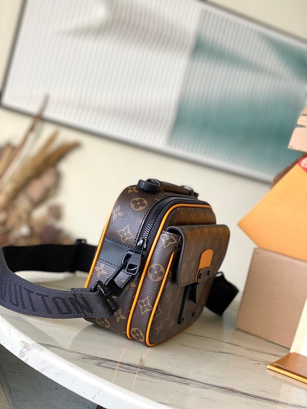 루이비통 남성 S 락 메신저 백 모노그램 [매장가 420만원대]