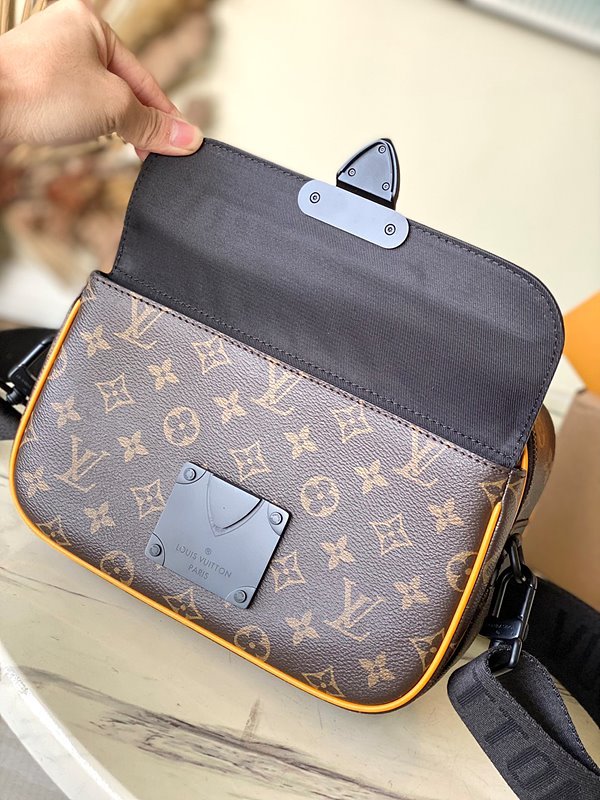 루이비통 남성 S 락 메신저 백 모노그램 [매장가 420만원대]