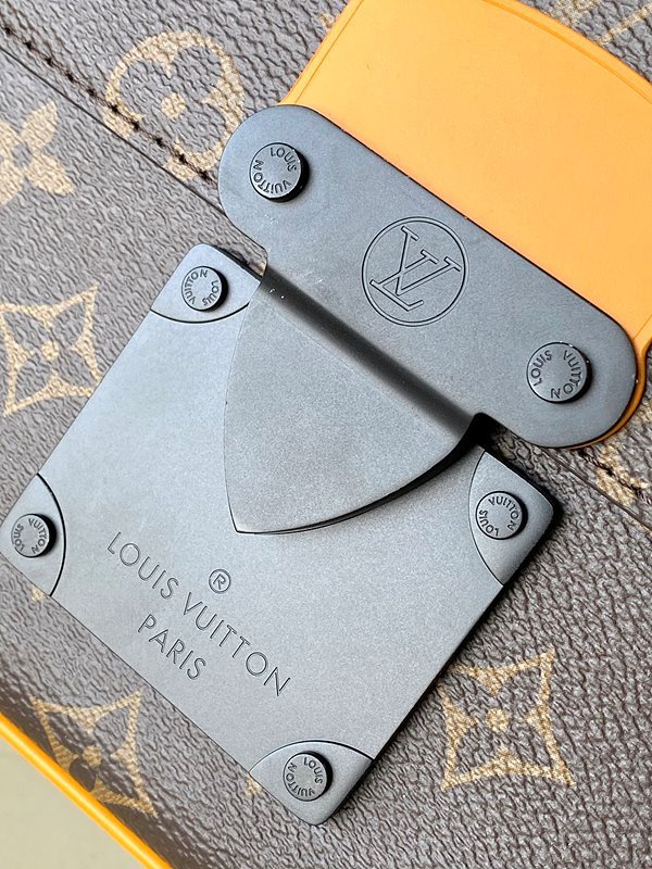 루이비통 남성 S 락 메신저 백 모노그램 [매장가 420만원대]