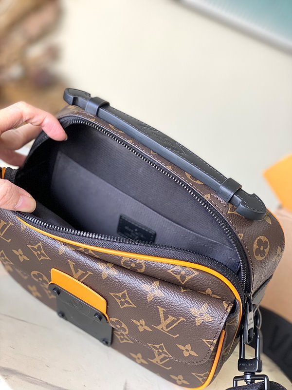 루이비통 남성 S 락 메신저 백 모노그램 [매장가 420만원대]