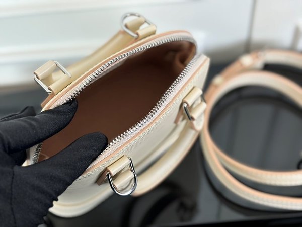 루이비통 나노 알마 쿼르츠 [매장가 250만원대]