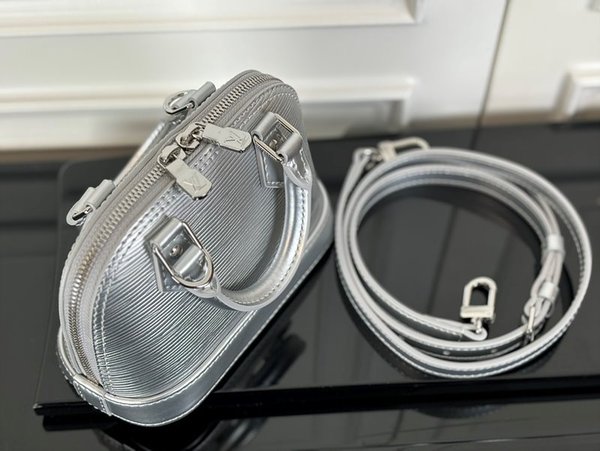 루이비통 나노 알마 실버 [매장가 250만원대]