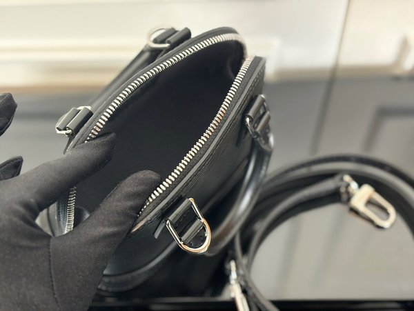 루이비통 나노 알마 블랙 [매장가 250만원대]