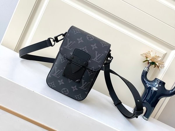 루이비통 S락 버티컬 웨어러블 월릿 블랙 [매장가 240만원대]