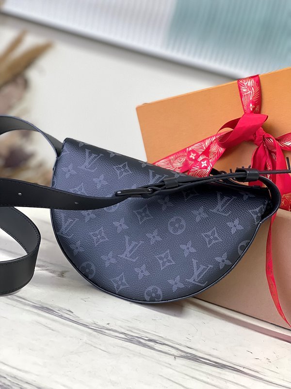 루이비통 LV 문 크로스바디 [매장가 250만원대]